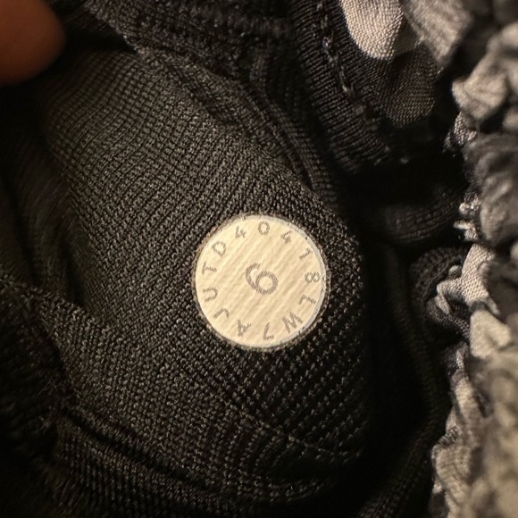 Lululemon Hotty Hot Short II *Long 4" Size 6 - Picture 8 of 8